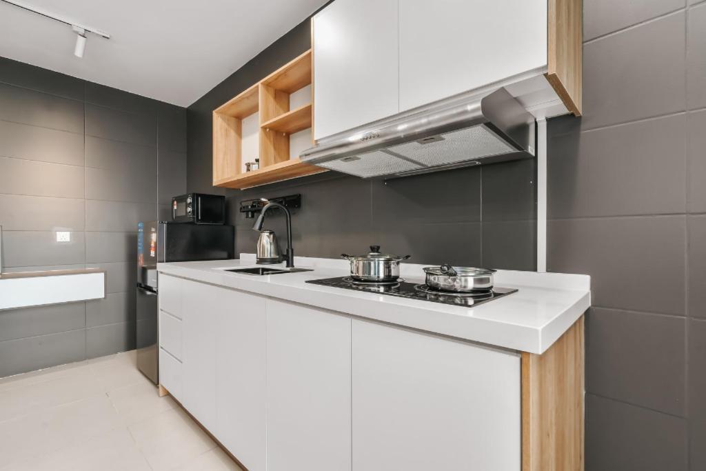 Nowhere 2Br & 2Bath Apartment With Balcony @ Reizz Residences Kuala Lumpur Zewnętrze zdjęcie